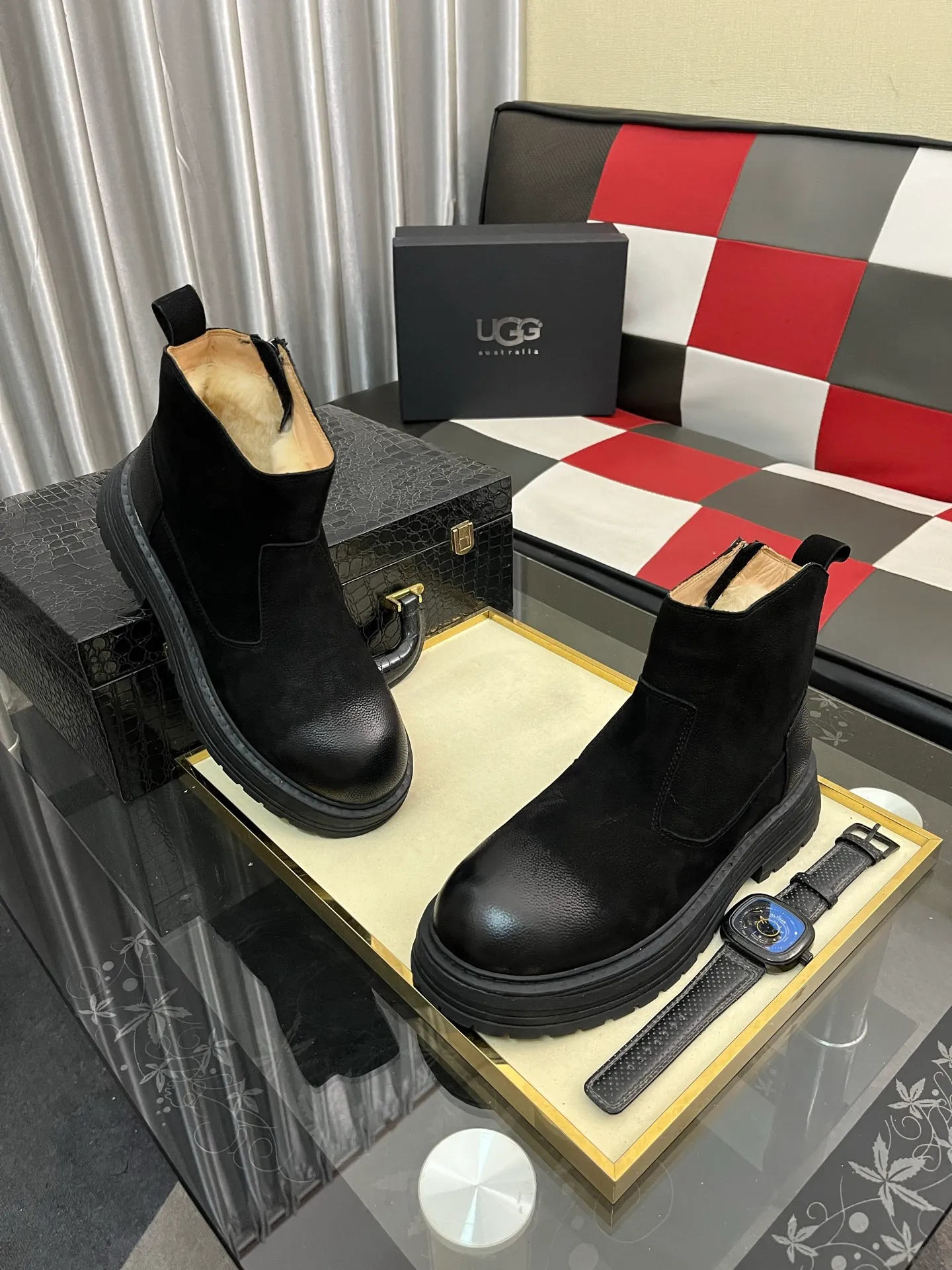 Ex-factory price: 680⌚️⌚️Thick wool imported from Australia Brand: UGG genuine purchasing agent Size: 39-44 (45 customized) Grade: Official website 1:1 Material: First layer of genuine leather waterproof and antifreeze upper Real wool lining Original non-slip and wear-resistant outsole Style category: Men's casual shoes Trendy style Comfortable on the feet Color: Official website color synchronization